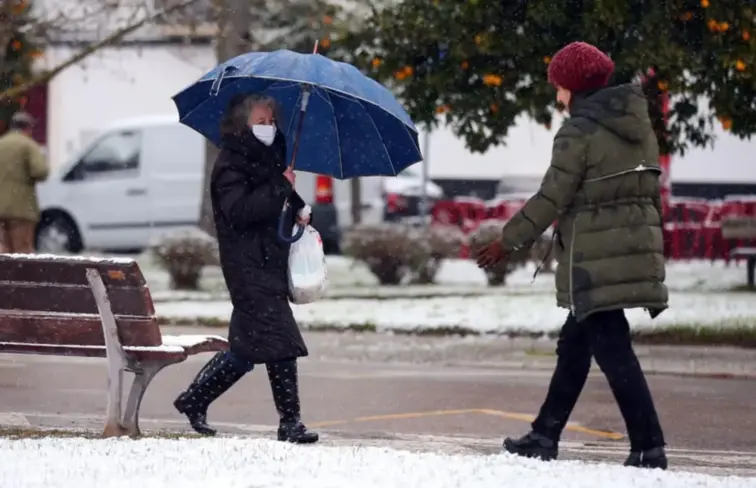 Pessoa de guarda-chuva a passear